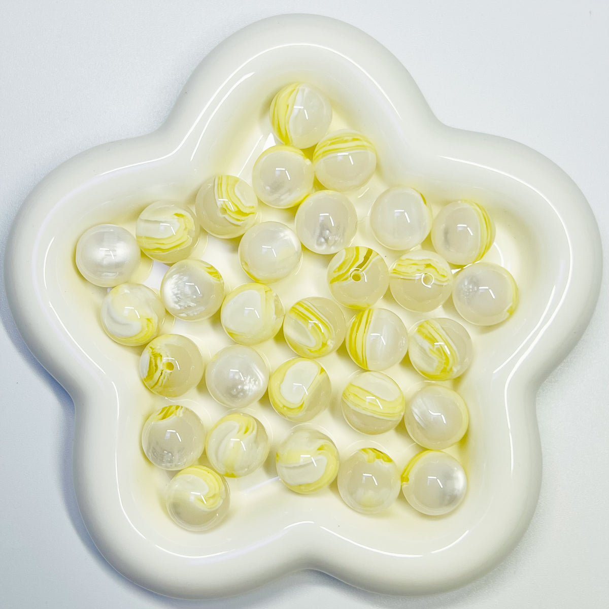 D1 - 16mm Resin Color Change White Swirl - 15pcs