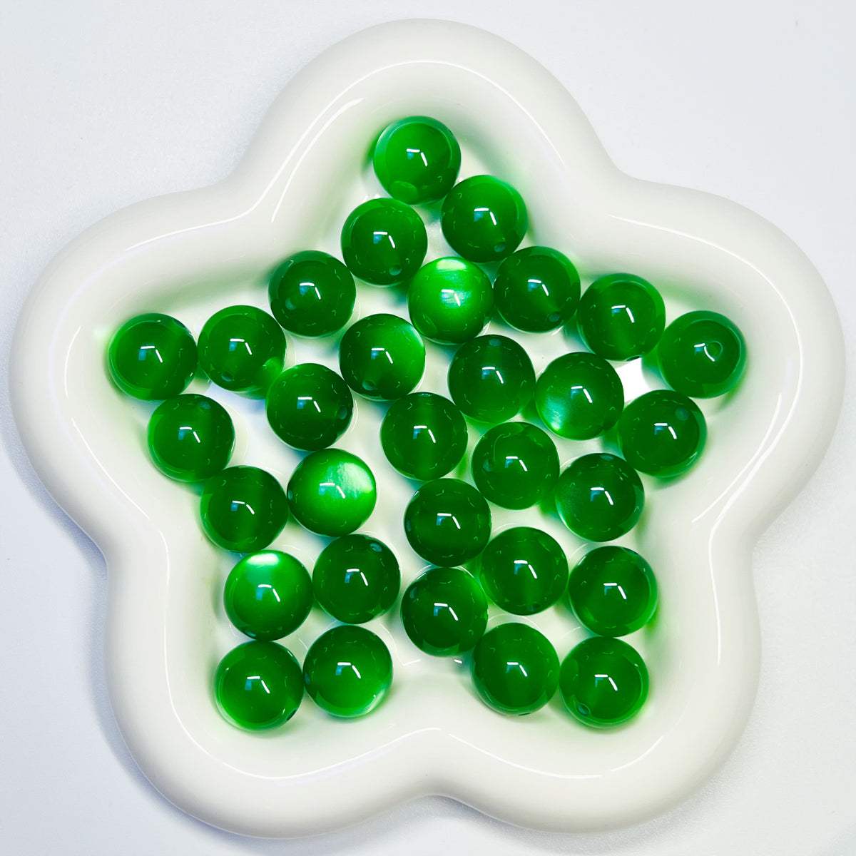 E2 - 16mm Christmas Green Cateye - 20pcs